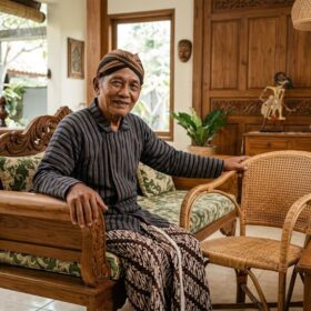 Mengenal Karakteristik Kayu Jati dan Rotan dalam Furnitur Ruang Tamu