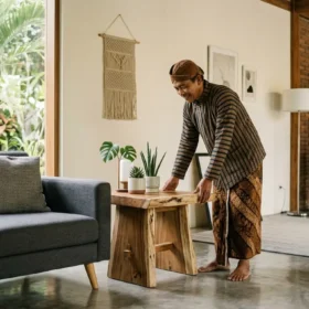 Mengombinasikan Furnitur Kayu dengan Dekorasi Bergaya Modern